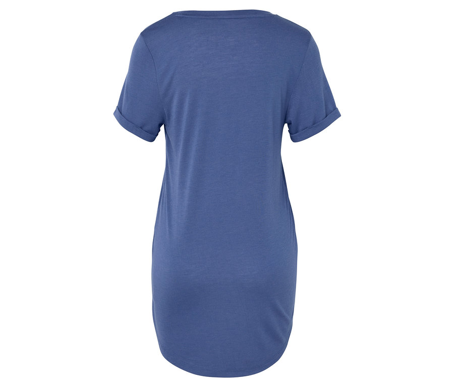 Blaues T-Shirt mit kurzen, hochgekrempelten Ärmeln.