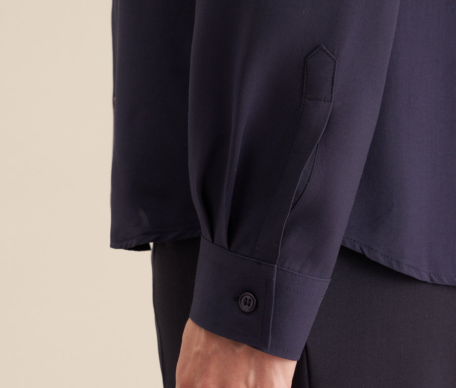 Detailansicht von Hand und Ärmel einer Seidensticker Bluse aus Viskose.