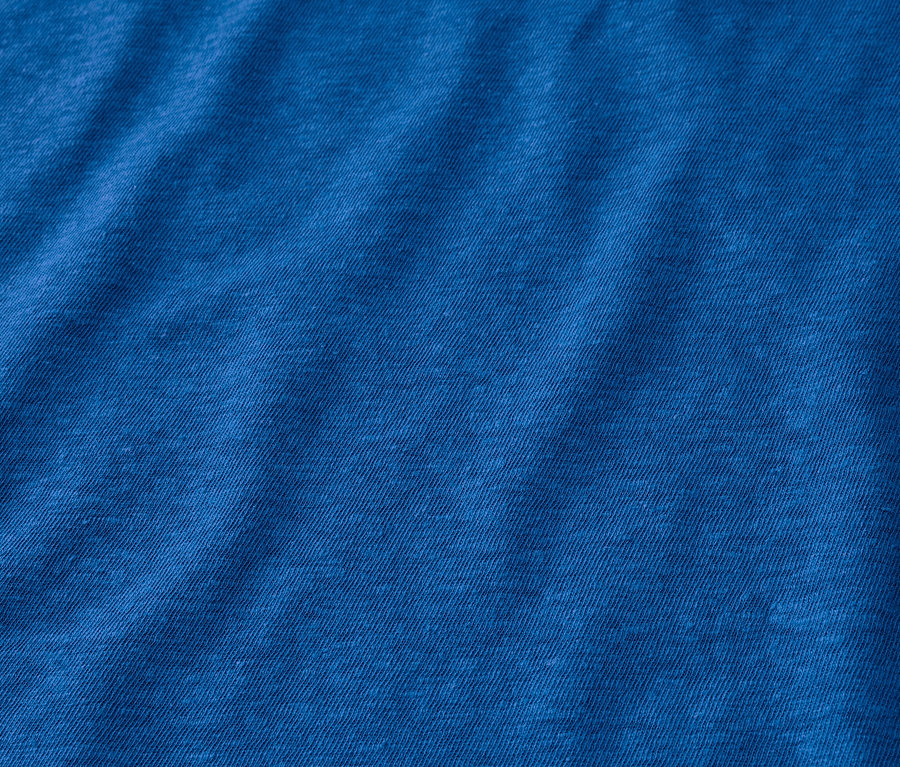 Detailaufnahme eines kobaltblauen Leinenmischgewebe-Shirts.