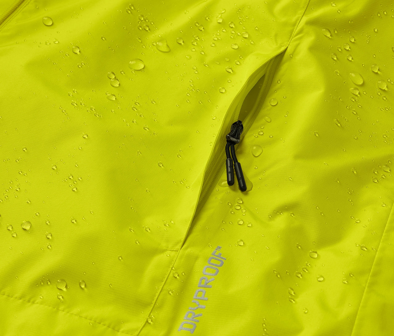 Detailansicht einer gelben Regenjacke mit Wassertropfen und Tasche.