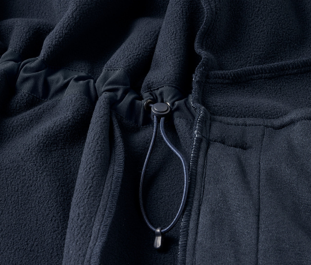 Detailansicht eines marineblauen Softshellmantels.