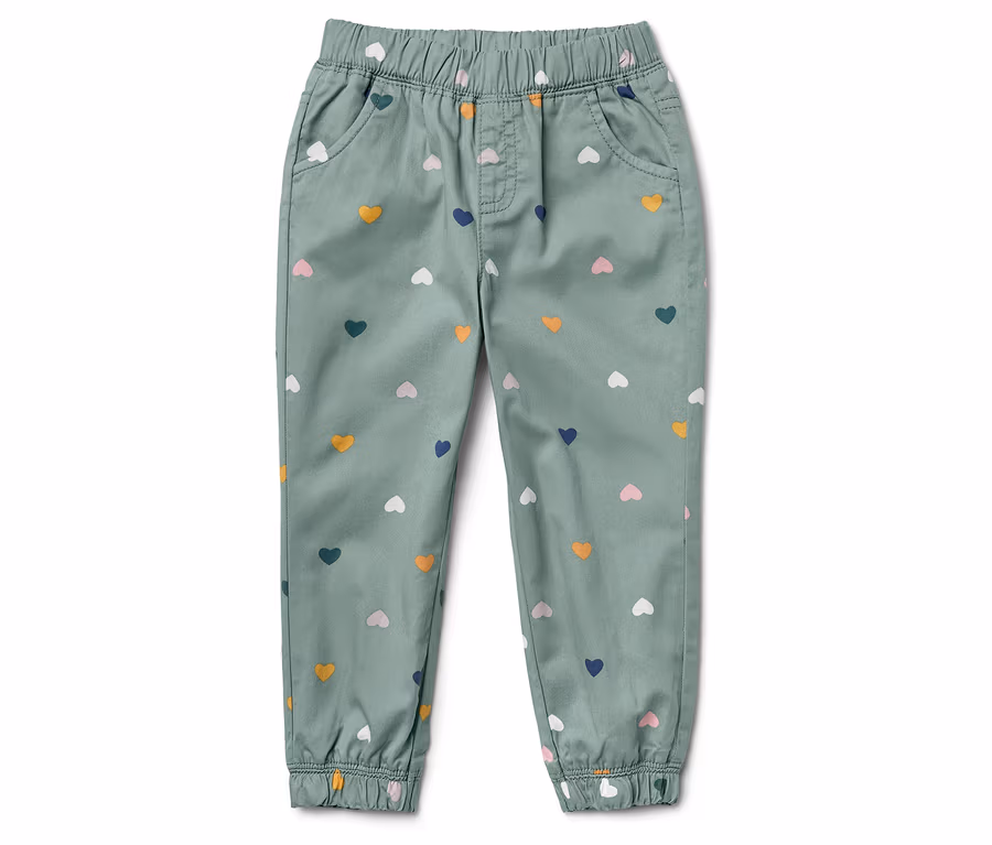 Grüne Hose mit Herzmuster.