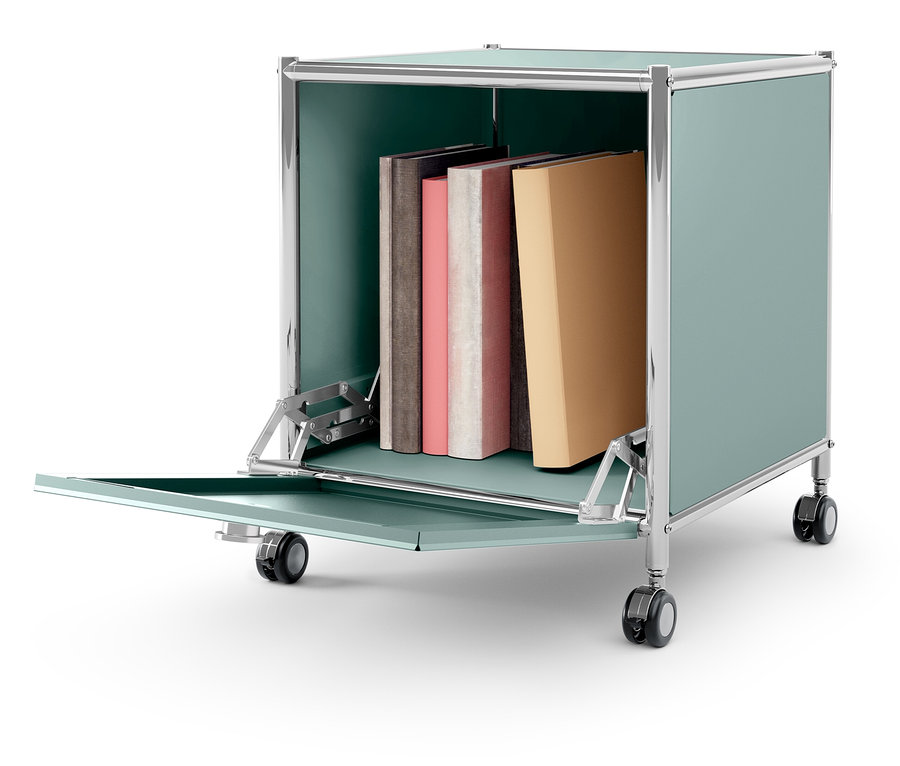 Ein blaugrüner Rollcontainer mit Chromrahmen, geöffneter Tür und Büchern im Inneren.