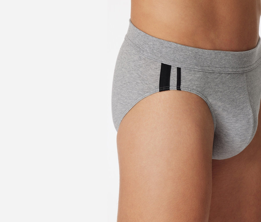 Nahaufnahme von 3 SCHIESSER Slips, grau meliert, mit zwei schwarzen Streifen an der Seite.