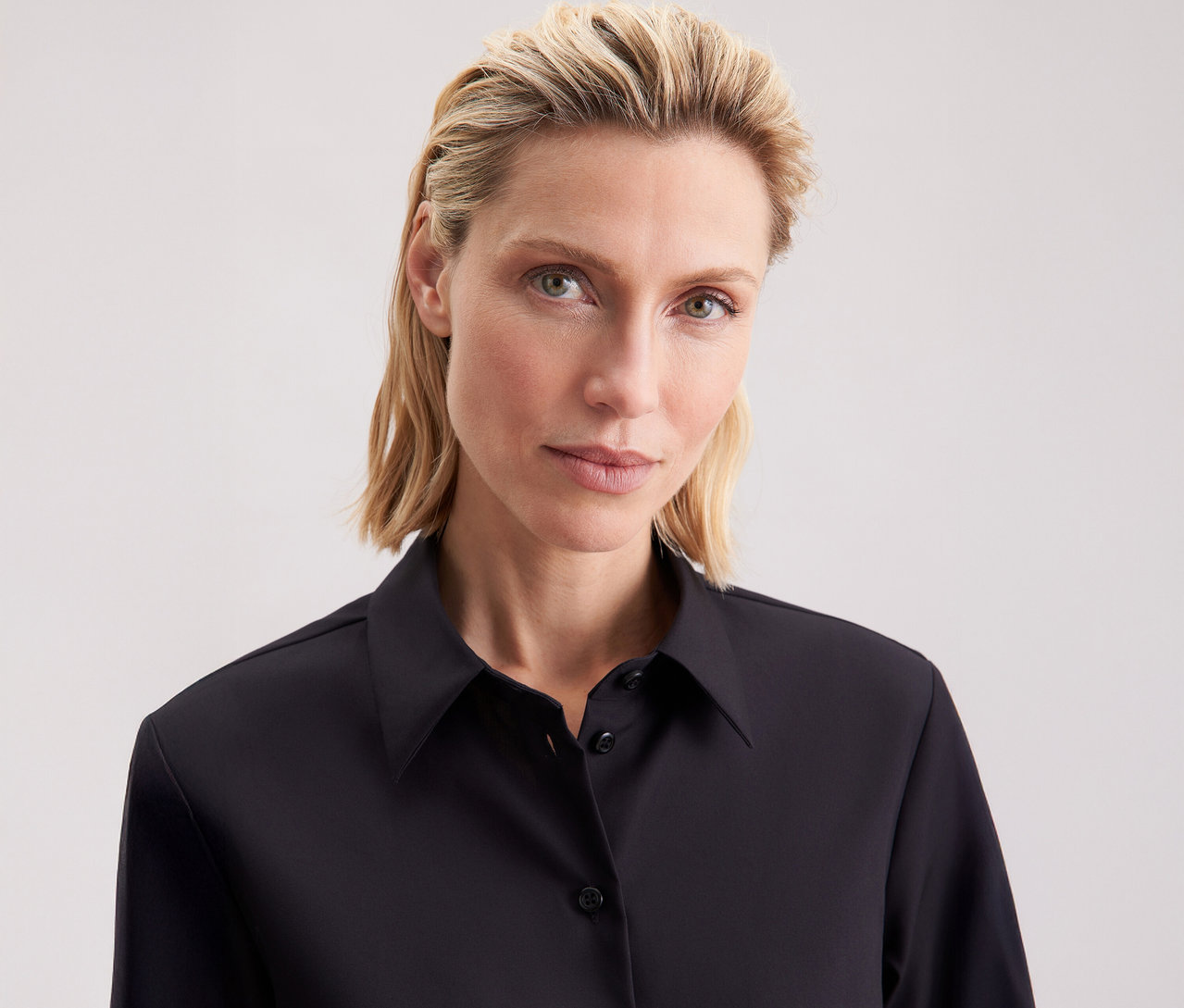 Frau trägt eine Seidensticker Regular-Bluse.