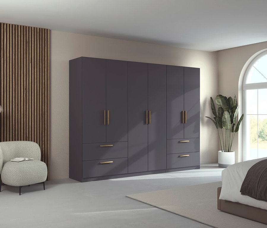 Schlafzimmer mit grauem, 6-türigem rauch Drehtürenschrank »Skandi« und cremefarbenem Sessel.