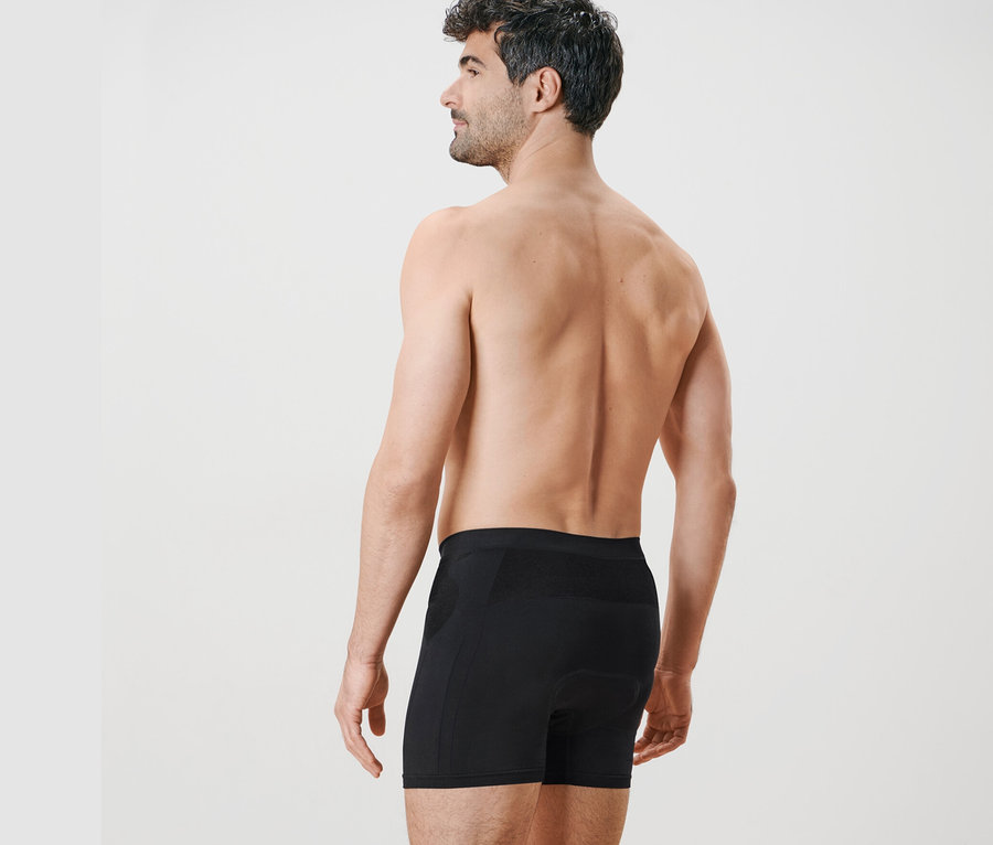 Mann von hinten trägt eine schwarze Radunterhose.