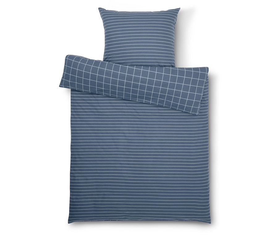 Blaue Bettwäsche mit weißen Streifen und karierter Tagesdecke.