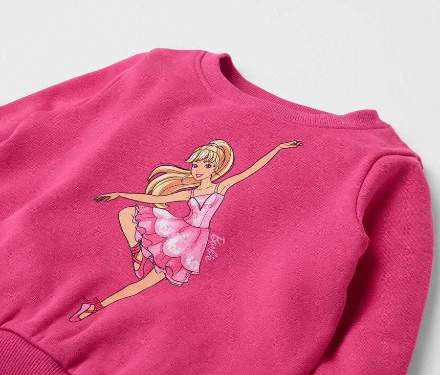 Pinkfarbenes Sweatshirt mit einer Abbildung einer tanzenden Barbie-Puppe.