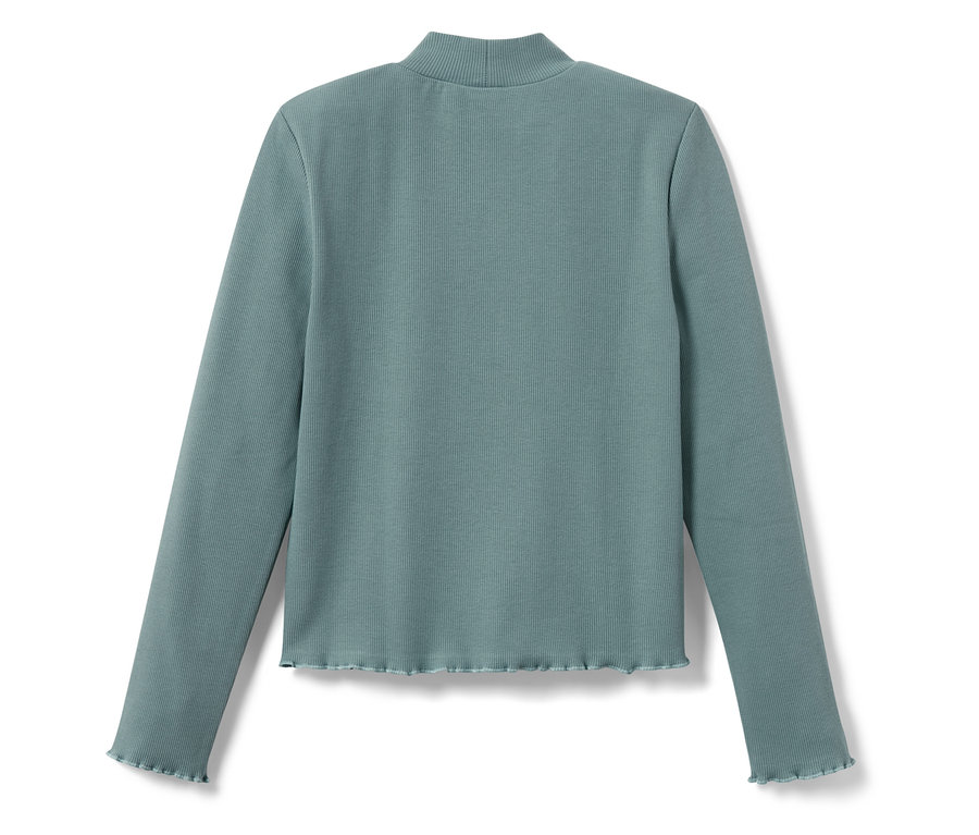 Detailansicht eines hellblaugrünen, gerippten Oberteils mit langen Ärmeln und Rollkragen.