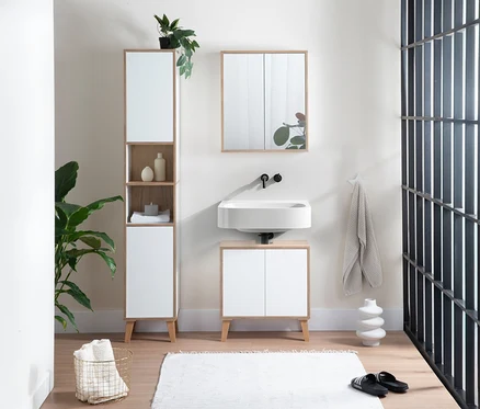 Badezimmer-Interieur mit Roba »Morena« Spiegelschrank mit zwei Türen in Weiß und Artisan-Eiche über einem Waschbecken.