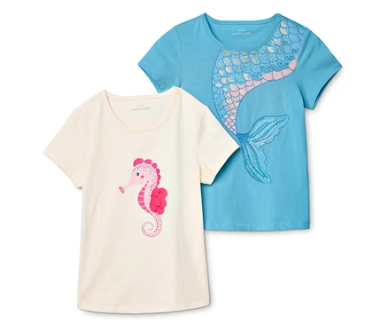 Zwei T-Shirts liegen übereinander. Das eine ist hellbeige mit einem rosa Seepferdchen, das andere ist hellblau mit einem Meerjungfrau-Motiv.