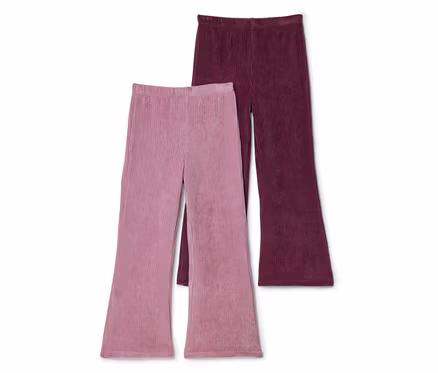 Zwei ausgestellte Cordhosen, eine rosa und eine weinrot, liegen nebeneinander auf einem weißen Hintergrund.