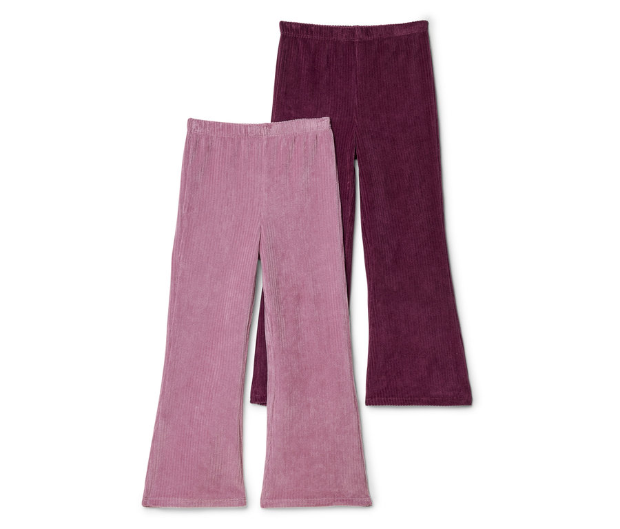 Zwei ausgestellte Cordhosen, eine rosa und eine weinrot, liegen nebeneinander auf einem weißen Hintergrund.