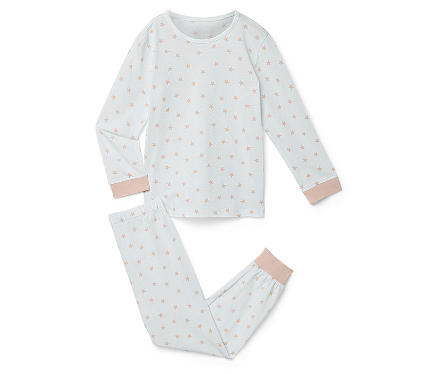 Ein weißer Pyjama mit rosa Sternen liegt auf einem weißen Hintergrund.