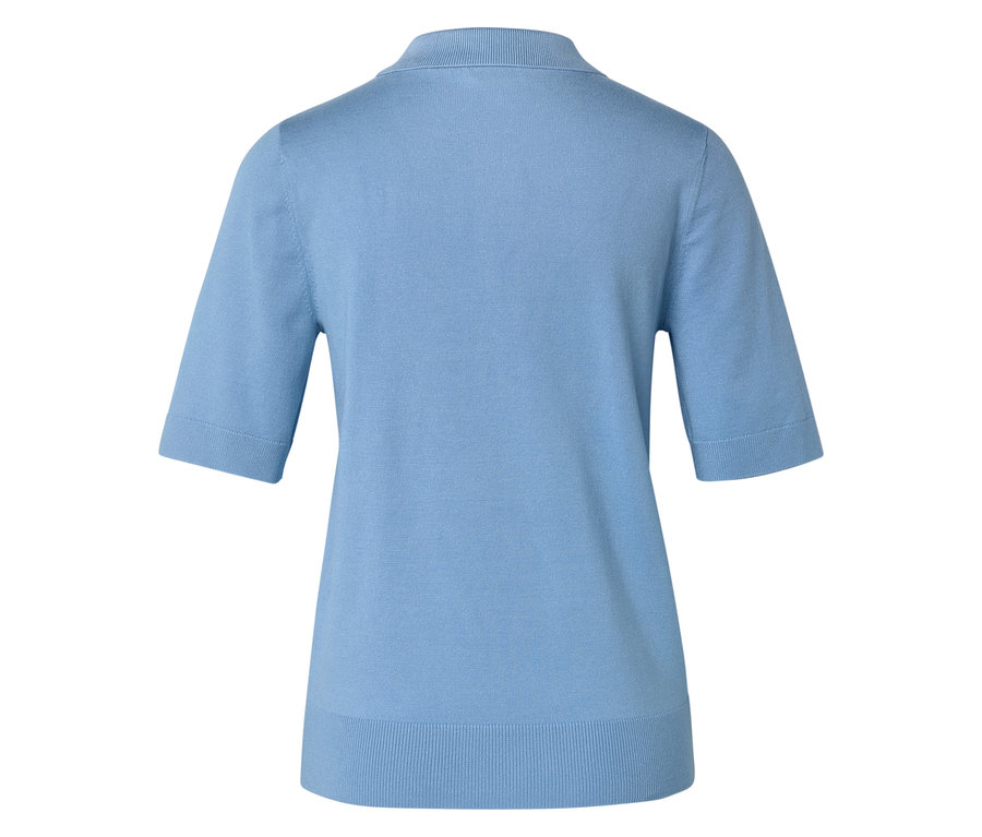 Hellblaues Strickoberteil mit kurzen Ärmeln, von hinten fotografiert.