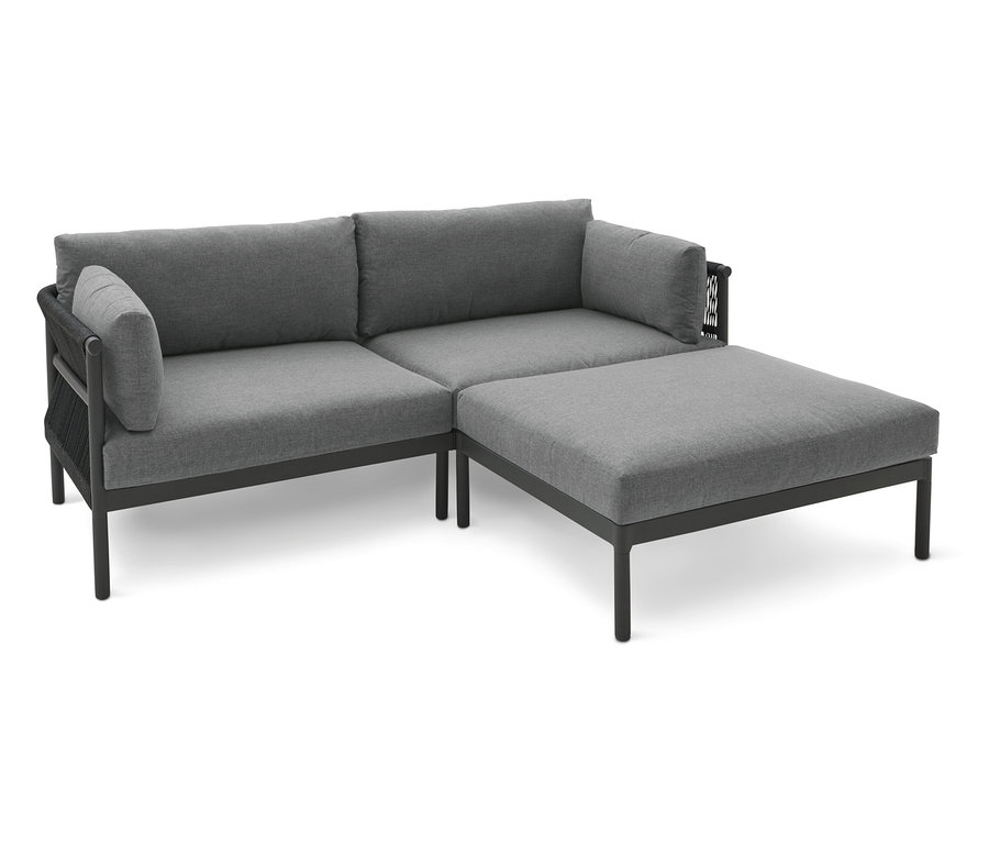 Graues Ecksofa mit Ottomanen auf einem weißen Hintergrund.