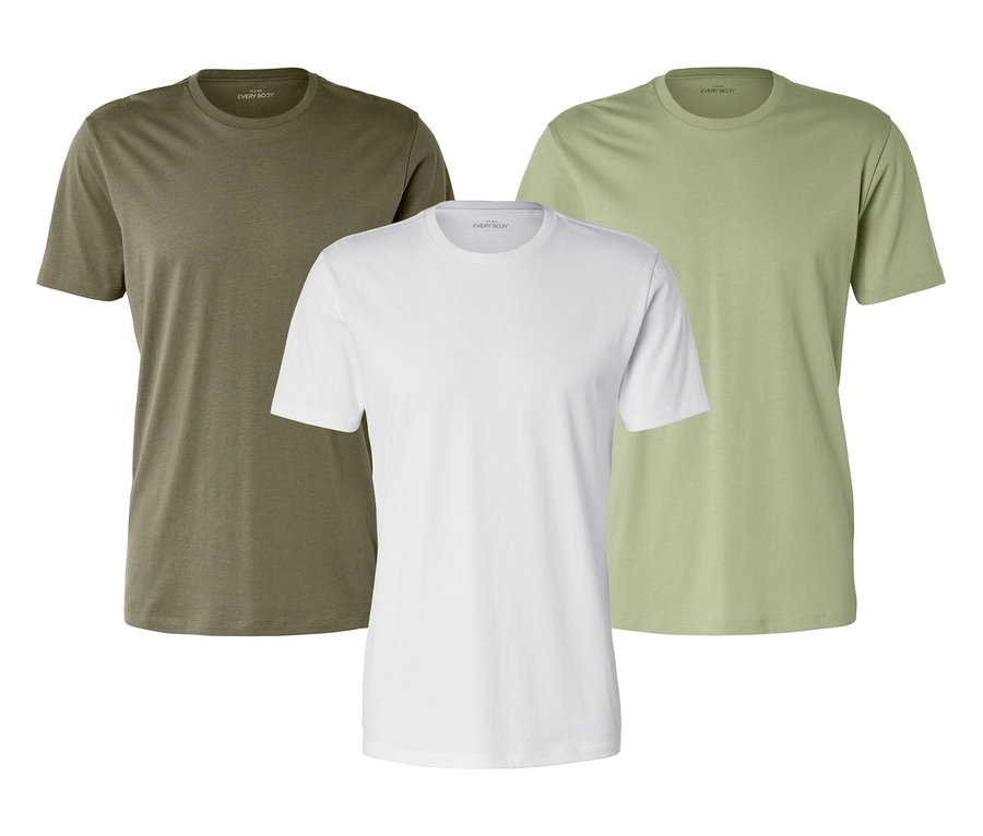 Drei T-Shirts in Olivgrün, Weiß und Hellgrün liegen nebeneinander vor einem weißen Hintergrund.
