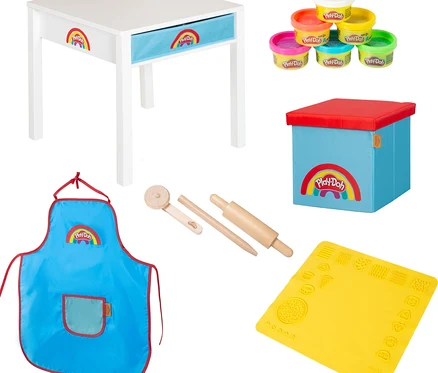 Aufnahme von Play-Doh-Spielzeug, darunter ein Tisch, Knete, eine Aufbewahrungsbox, eine Schürze, Werkzeuge und eine Matte.