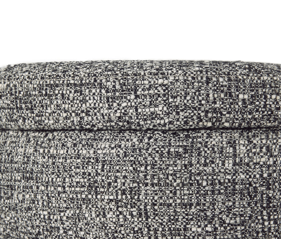 Nahaufnahme eines schwarz-weiß gemusterten Poufs.