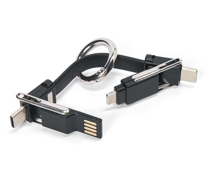 Ein schwarzes USB-Kabel mit verschiedenen Anschlüssen und einem silbernen Karabinerhaken liegt auf einem weißen Hintergrund.