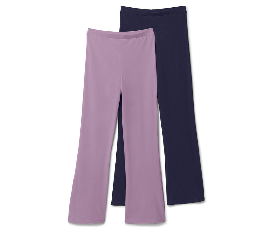 Zwei ausgestellte Hosen, eine lavendelfarbene und eine marineblaue, liegen übereinander.