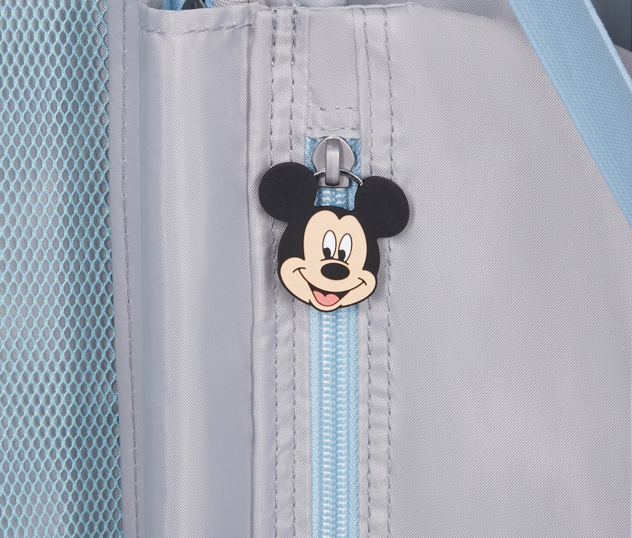 Nahaufnahme eines hellgrauen Rucksacks mit hellblauen Akzenten und einem Reißverschluss-Zug in Form von Mickey Mouse.