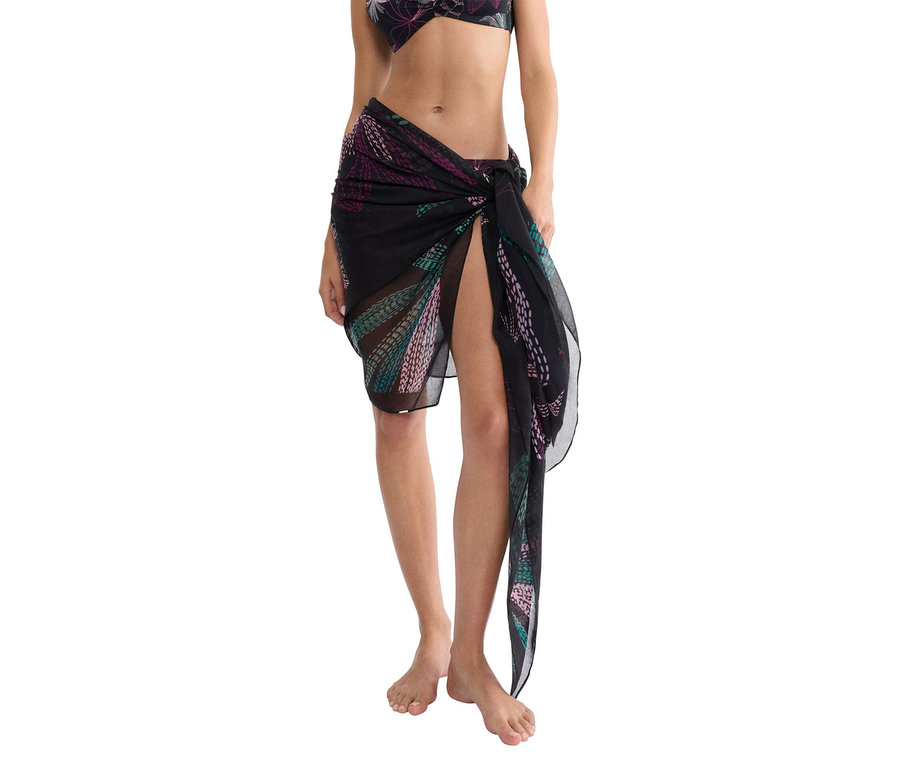 Frau trägt einen transparenten schwarzen Sarong mit buntem Muster.