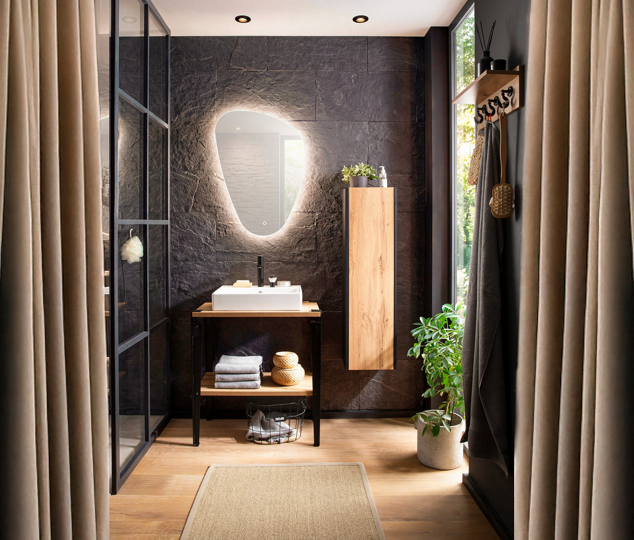 Badezimmer mit Waschbecken auf Holzregal und einem WS Hakenpaneel »Tonder« im Dekor Eiche Landhaus an der Wand.