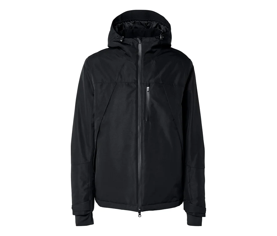 Schwarze Jacke mit Kapuze, durchgehendem Reißverschluss und Brusttasche.