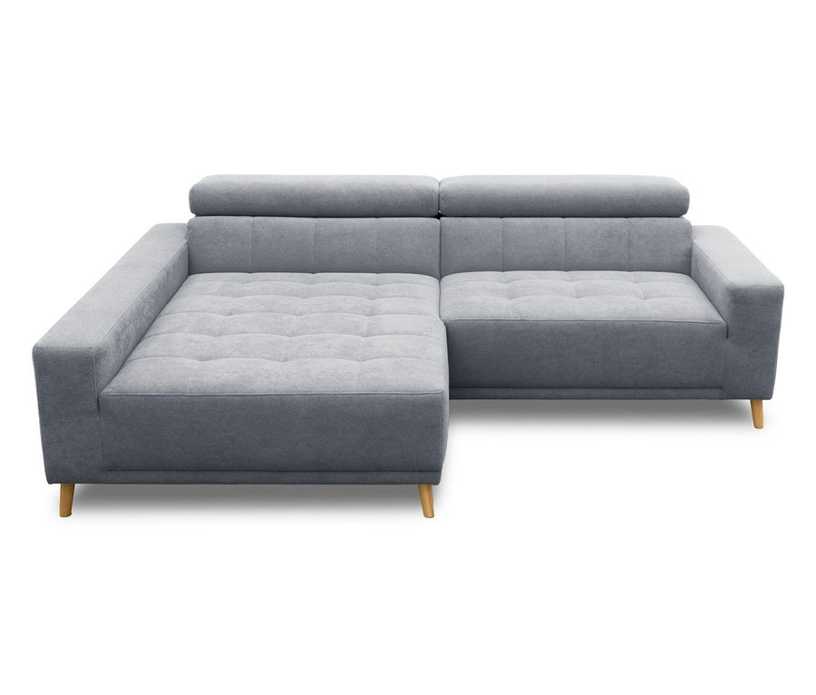 Graues L-förmiges Sofa mit getufteten Sitzkissen und hellen Holzbeinen auf weißem Hintergrund.