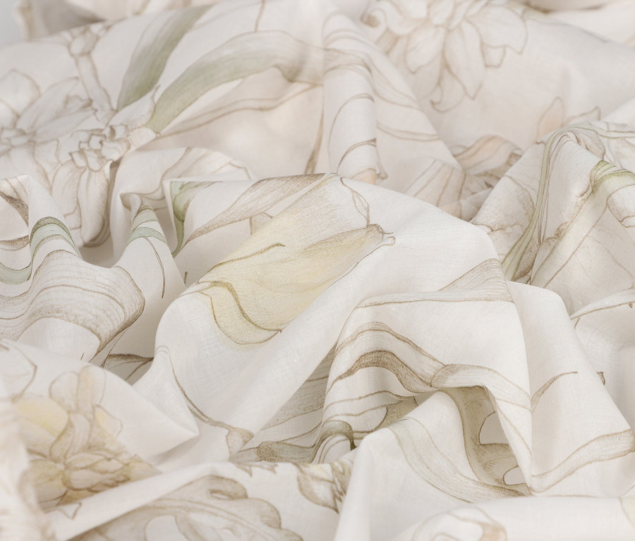 Weißer SCHÖNER WOHNEN-Kollektion Vorhang mit verdeckten Schlaufen »LOVELY« mit einem floralen Muster in Beige- und Grüntönen.