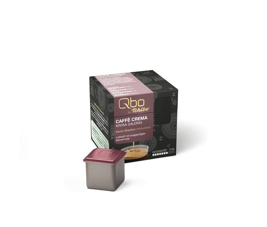 Dunkelgraue Qbo by Tchibo Caffè Crema Kinyaa Galeras Kaffeekapsel mit pinkfarbenem Deckel vor der passenden schwarzen Verpackung, die Herkunft (Kenia, Brasilien, Kolumbien), Beerennote und Intensität 7/10 zeigt.