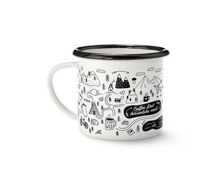 Emaille-Kaffeebecher Adventure, 380 ml, weiß mit schwarzem Rand und Henkel, verziert mit einer schwarzen Strichzeichnung einer Naturlandschaft mit Bergen, Bäumen, Zelten, einem Fahrrad und den Texten „Coffee first Adventure next“ und „Stay wild“.