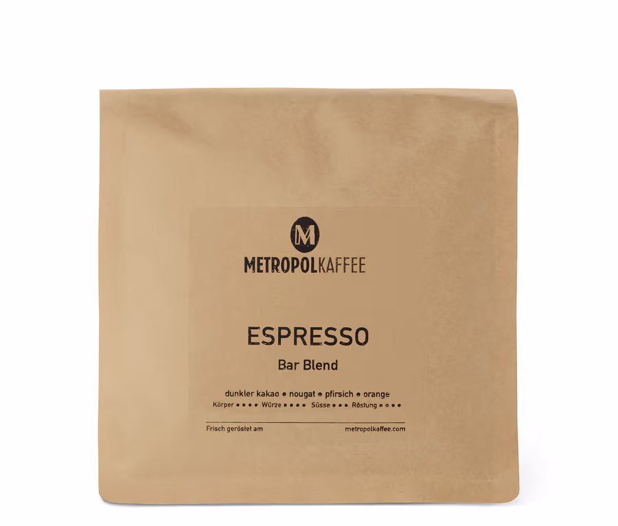 Eine Packung METROPOL KAFFEE - Espresso - 500 g Ganze Bohne. Braune Verpackung mit Aufschrift.