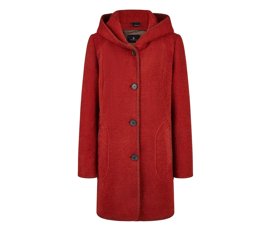 Roter Barbara Lebek Wollmantel mit Kapuze, drei dunklen Knöpfen und zwei geschwungenen Taschen.