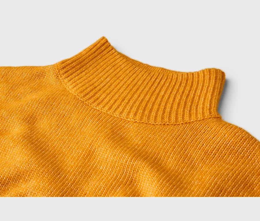 Gelber Strickpullover mit geripptem Stehkragen und leicht melierter Textur.