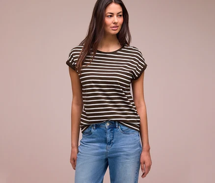 Frau mit langen dunklen Haaren trägt ein dunkelbraun-weiß gestreiftes Street One T-Shirt und hellblaue Jeans, blickt nach rechts.