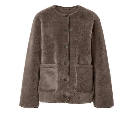 Braune flauschige Teddyjacke mit Rundhalsausschnitt, Knopfleiste und zwei aufgesetzten Taschen mit strukturierter Oberfläche.