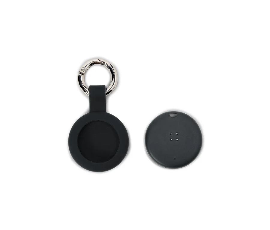 Schwarze Silikonhülle mit Karabiner und ein schwarzes Gerät auf weißem Hintergrund.