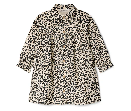 Ein beiges Kinderhemdkleid mit schwarzem Leopardenmuster, Kragen, durchgehender Knopfleiste und gerafften langen Ärmeln.