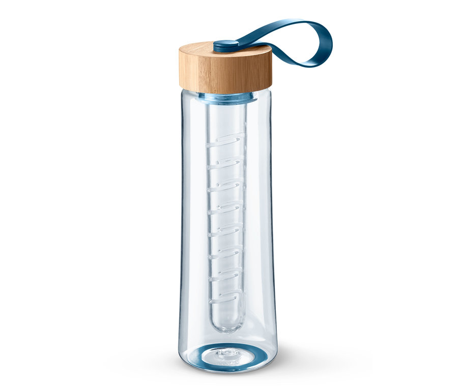 Eine durchsichtige Trinkflasche mit Aroma-Einsatz, Holzdeckel und blauem Band.