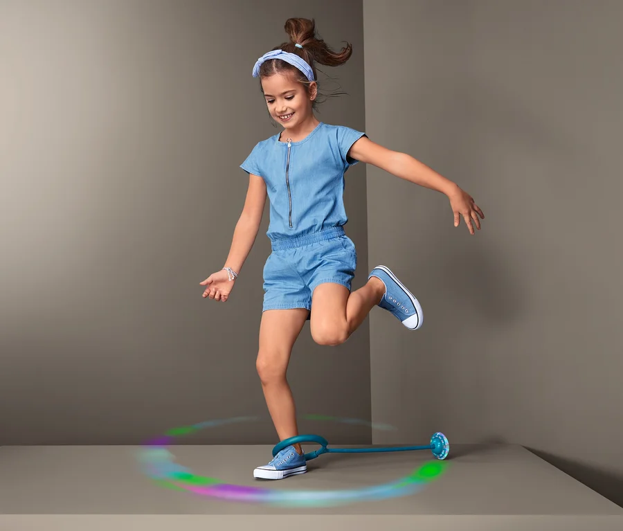 Mädchen springt über ein LED-Hüpfspiel.