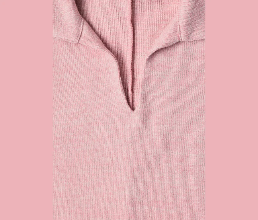 Nahaufnahme eines rosafarbenen, melierten Street One Poloshirts mit V-Ausschnitt und Kragen.