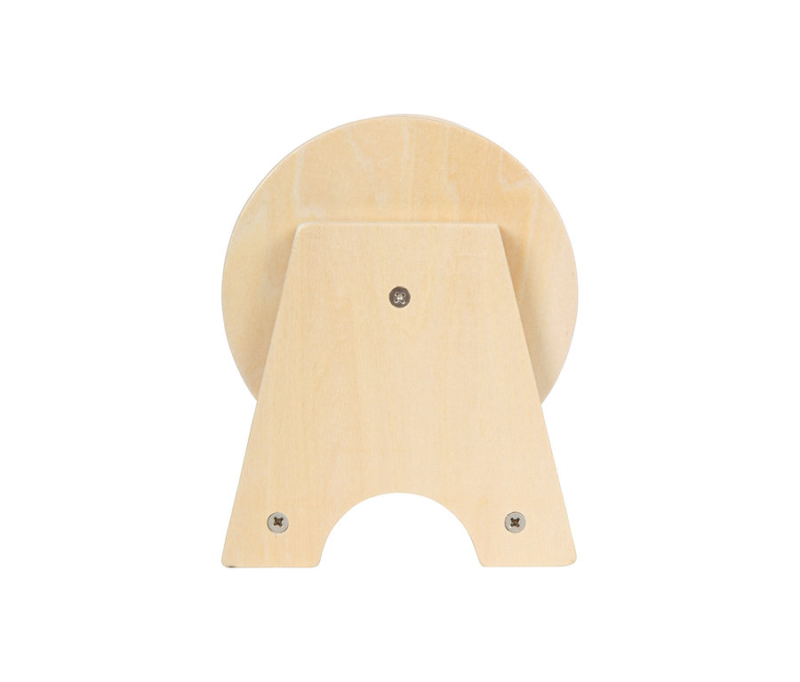 Rückansicht eines hellen Holz-Montessori-Spielzeugs: eine runde Scheibe auf einem A-förmigen Ständer mit gewölbten Ausschnitten und sichtbaren Schrauben.