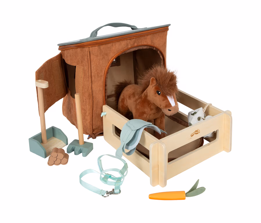 small foot Spielset Pferd mit Stall, dunkelbraun, mit Plüschpferd, Holzzaun, brauner Cord-Stalltasche, Sattel, Halfter, Schaufel, Rechen und Karotte.