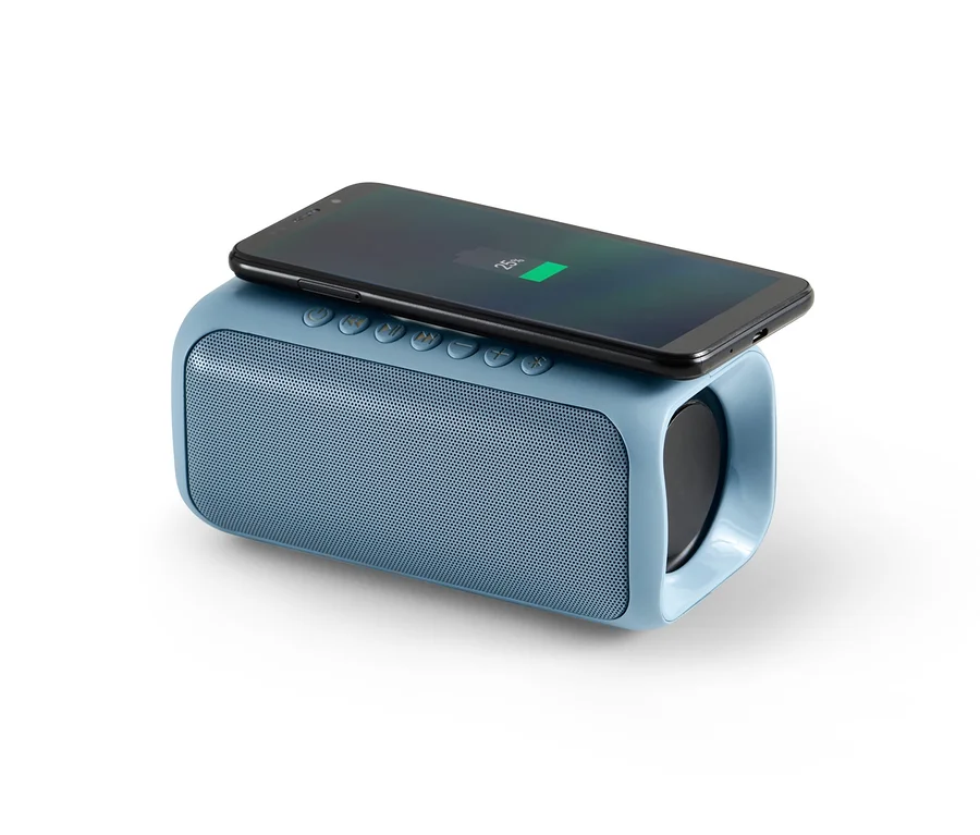 Ein blauer Lautsprecher mit Qi-Charging und einem Handy darauf.