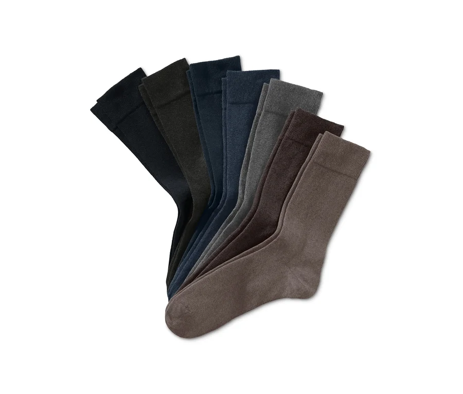 Sieben Paar Socken in verschiedenen Farben.