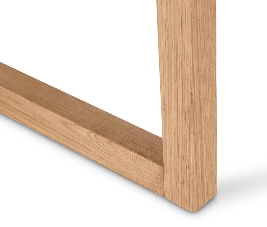 Detailaufnahme eines runden Couchtisches, Fokus auf dem Bein.