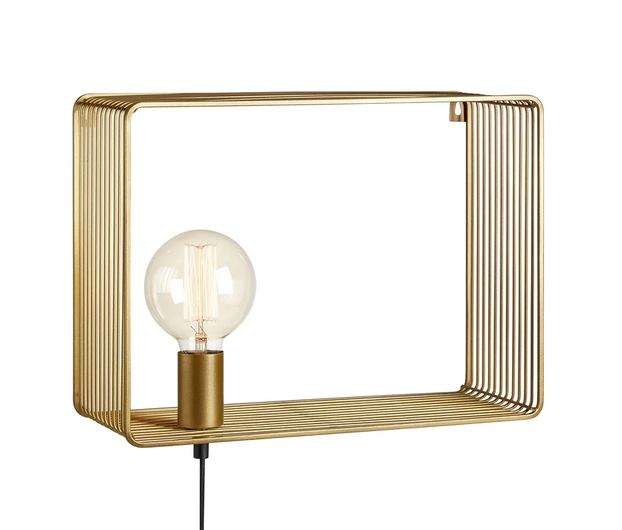 Goldene Markslöjd-Wandleuchte »SHELF« mit Glühbirne und schwarzem Kabel.